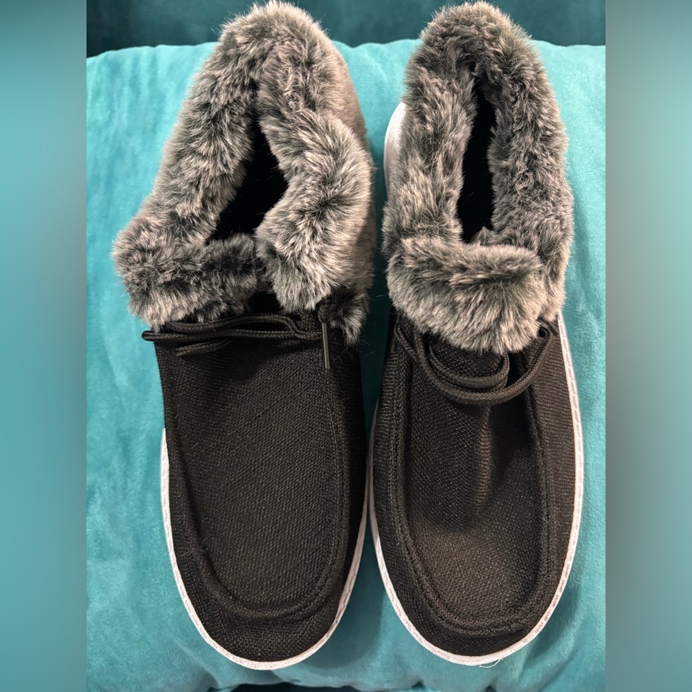 Cozy Black Faux Fur Trimmed Women's Shoes/Slippers-Size 9